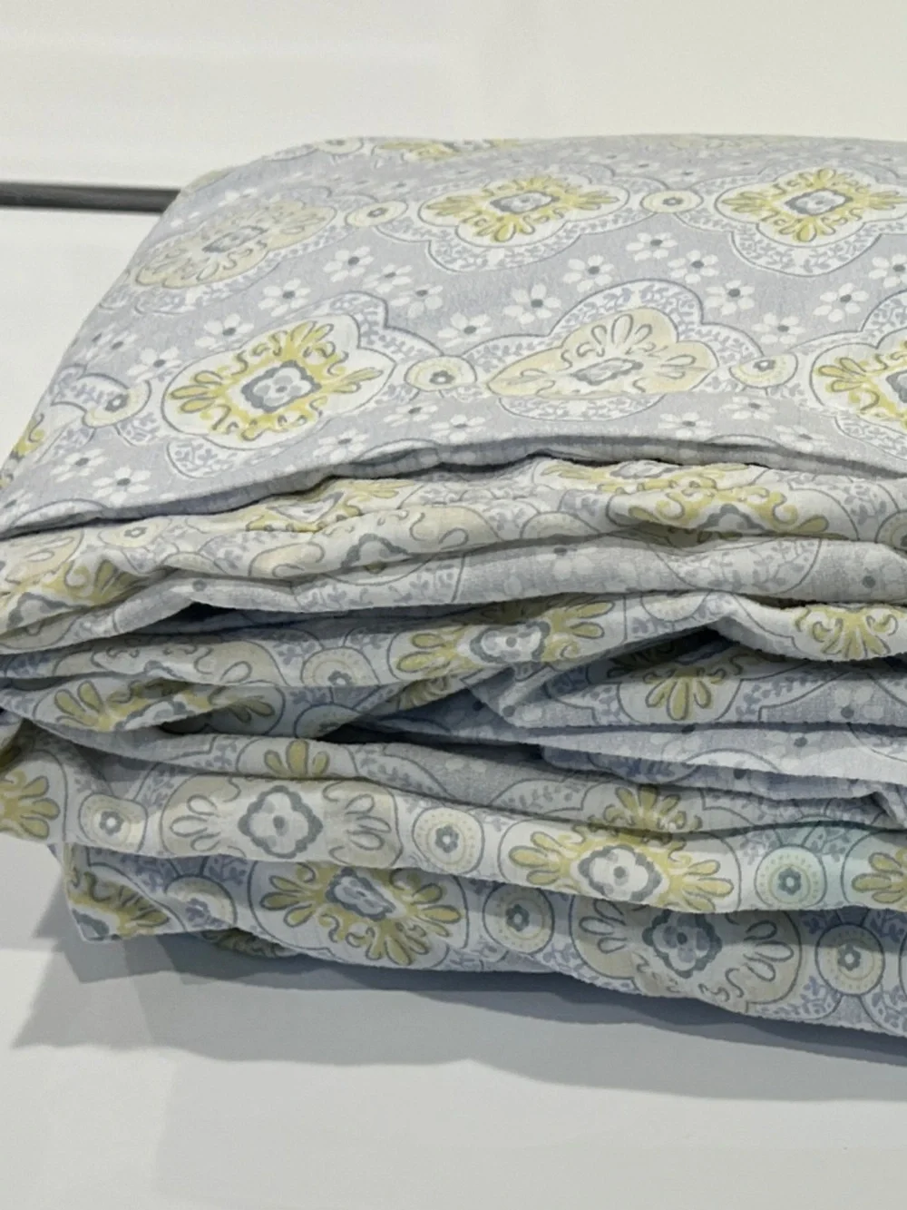 Twin Floral Duvet Cover Zip Closure and Corner Ties and Pillow Case Sham Set